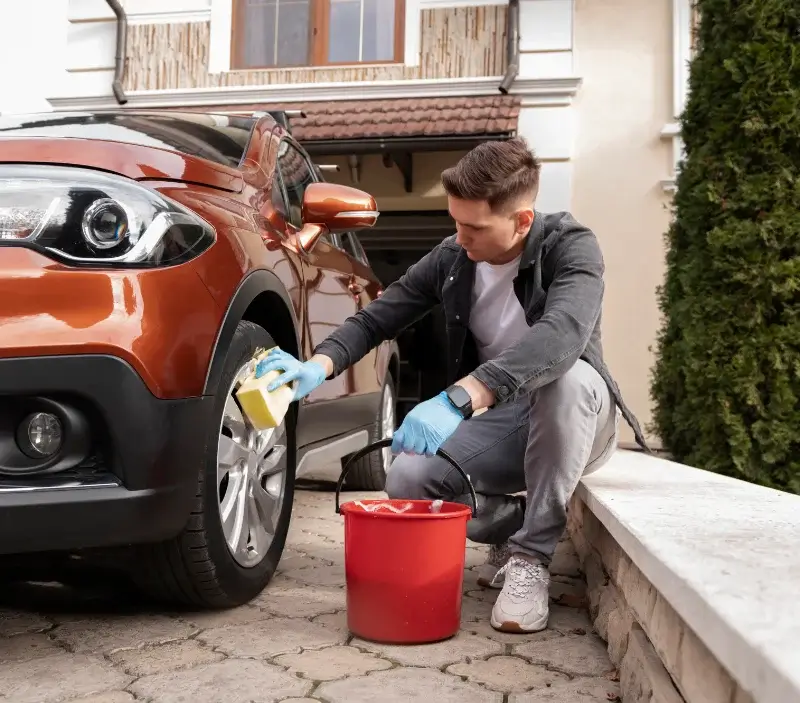 Lavage auto à domicile Ruffey-lès-Echirey : professionnel intervenant sur un véhicule